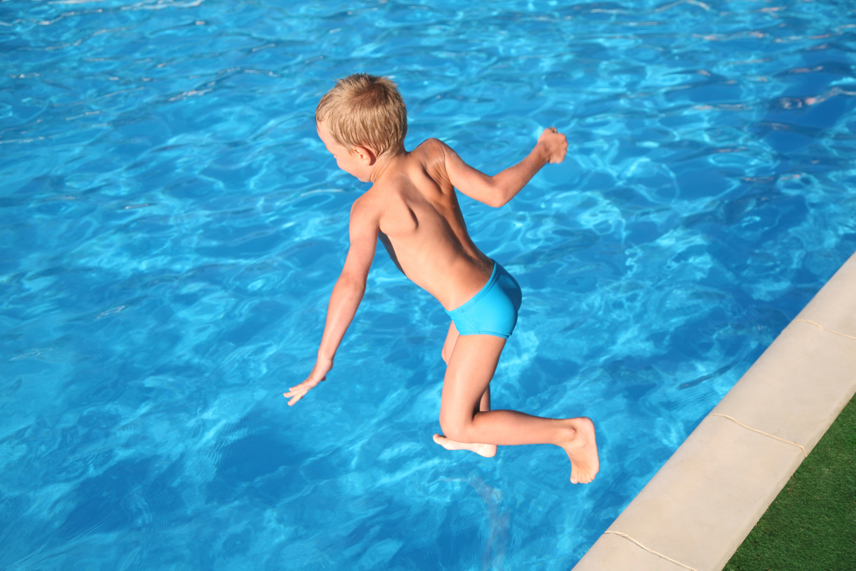 Плавки спящих. Мальчики в бассейне. Мальчики в плавках в бассейне. Мальчик купается в бассейне. Дети в плавках в бассейне.